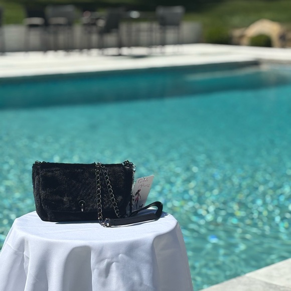 Chic Black Faux Fur Crossbody Bag with Chain Strap New - Picture 2 of 5